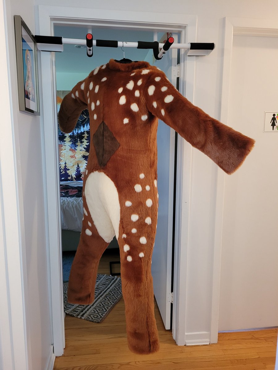 I've been soooo busy over here I have a lot to post! so let's start with this amazing bodysuit 🤩🦌 all spots are hand sewn!

#fursuit #furryart #craftsmanship