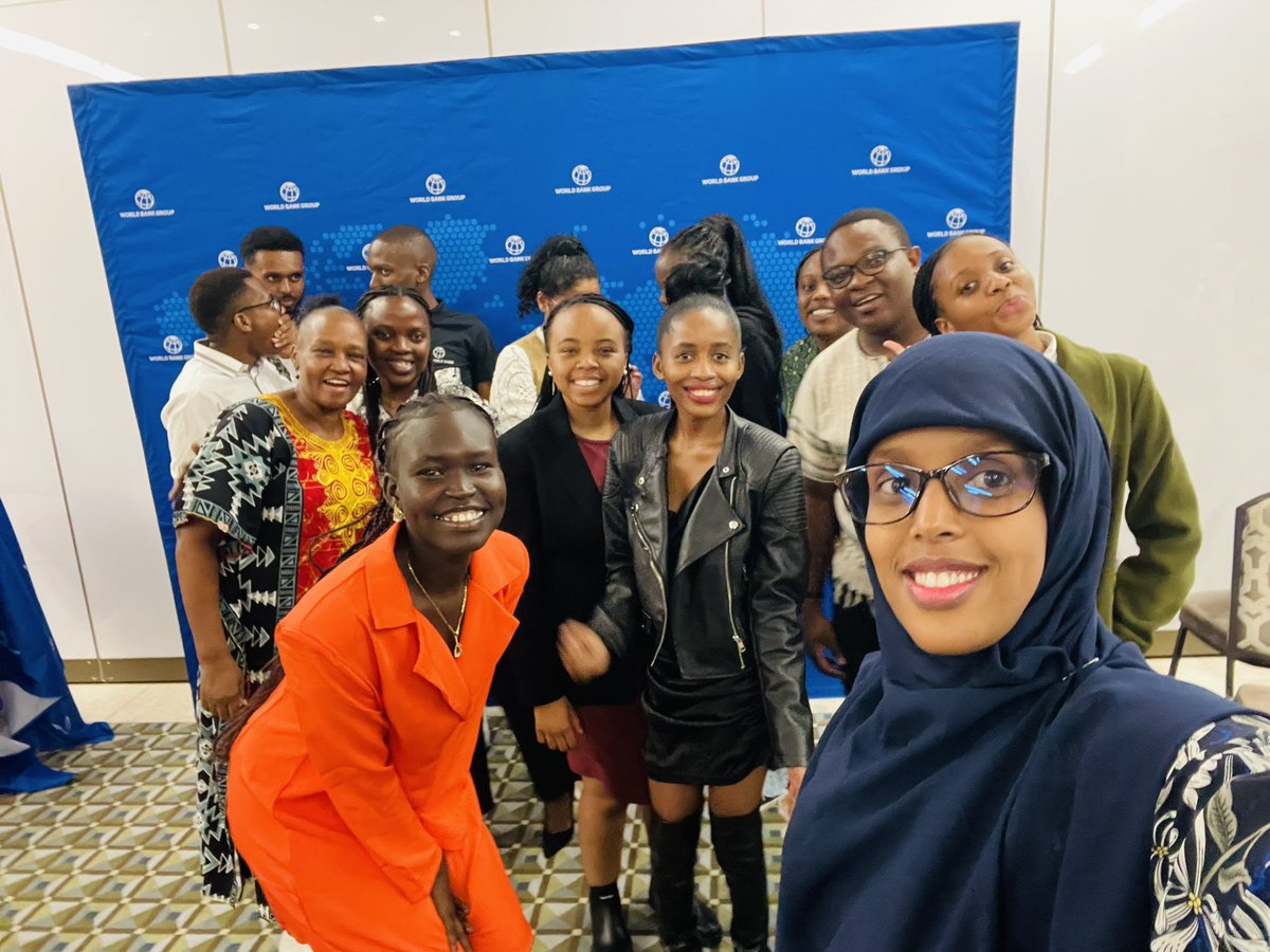 After years of COVID restrictions, the @WorldBank has finally hosted its #Blog4Dev gathering and award ceremony for Eastern and Southern African winners, held in Cape Town 🇿🇦. I’m delighted to get the opportunity to meet @VictoriaKwakwa, the VP for Eastern and Southern Africa 1/2