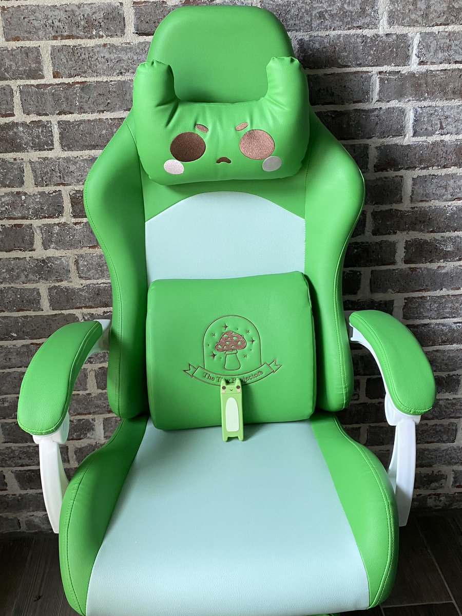 CiderTheFox's tweet photo. Ahhh! My Froggie chair came in!! πΈ
No more wooden chair for me! πͺ
The frogβs name is Moss!!! π Isnβt that the cutest coincidence?!π₯Ή
My chair matches my Froggie taser too!! #safefox π¦
Thank you for making the cutest products @Alythuh!!
#vtuber #ENVtuber https://t.co/00PmVQZgIp