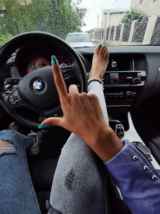 In a rainy day, i like my feet worshipped!  Who's up for it? Send me your tribute and i might allow u<a href="/tag/feet"class="tags"><span>#feet</span></a>