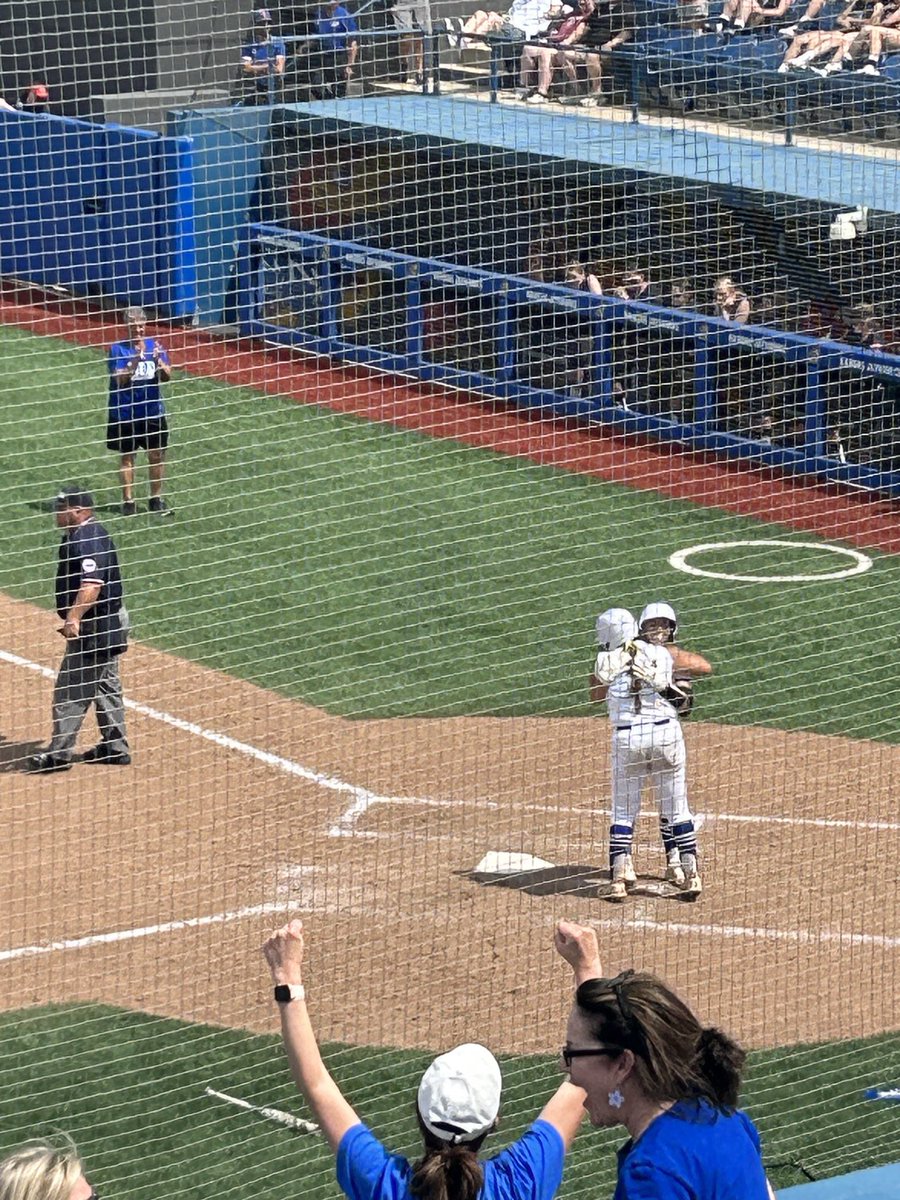 Homerun Hugs in the State Tourney are extra Cool! Kaci’s solo shot puts ⁦<a href="/RuralSoftball/">Washburn Rural Softball</a>⁩ up 5-0!  #lookoutscoreboard!