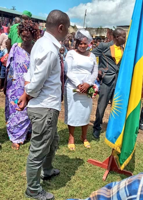 CyanzarweSector's tweet photo. Nyuma y'ubu bukangurambaga, Umunyamabanga Nshingwabikorwa w'Umurenge yasezeranije imbere y'amategeko imiryango 26 yabanaga itarasezeranye ayisaba kurushaho gushyira imbaraga mu kubaka umuryango uteye imbere kandi utekanye. @RwandaLocalGov @RwandaGender https://t.co/nHcGuMxmtF