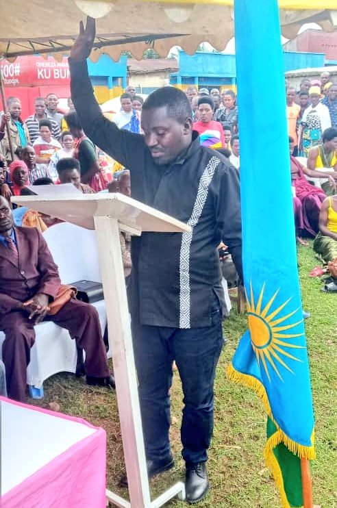CyanzarweSector's tweet photo. Nyuma y'ubu bukangurambaga, Umunyamabanga Nshingwabikorwa w'Umurenge yasezeranije imbere y'amategeko imiryango 26 yabanaga itarasezeranye ayisaba kurushaho gushyira imbaraga mu kubaka umuryango uteye imbere kandi utekanye. @RwandaLocalGov @RwandaGender https://t.co/nHcGuMxmtF