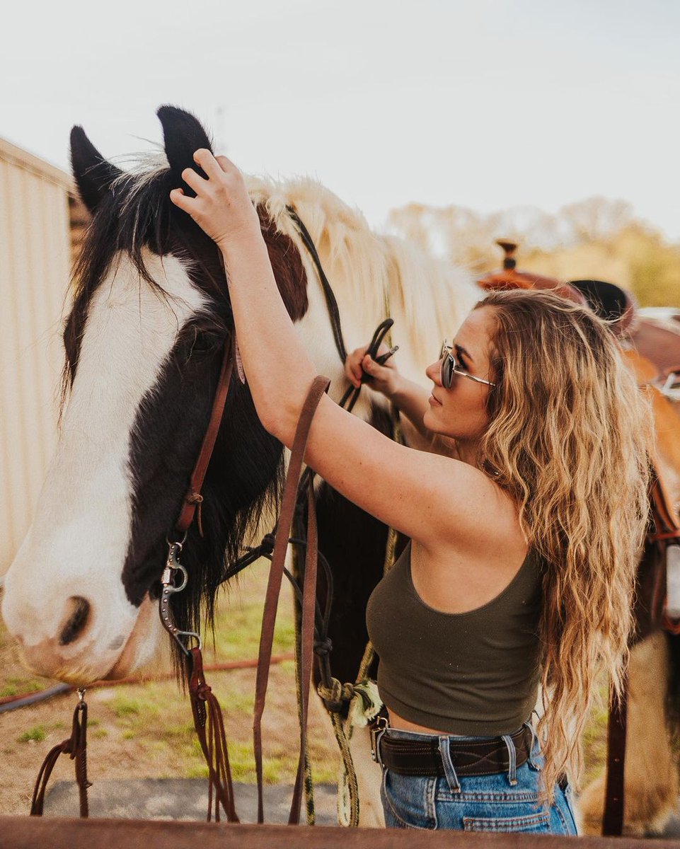 “She lives to see the sun.” ☀️

Photo by: @eastonjayphotography | Featuring: @bexsunglasses @ammbearrr

#iamcowgirl #cowgirl #cowgirlmagazine #western #westernlifestyle #westernfashion #horse #horses #ranchlifestyle #rodeo #ranch  #ranchlife