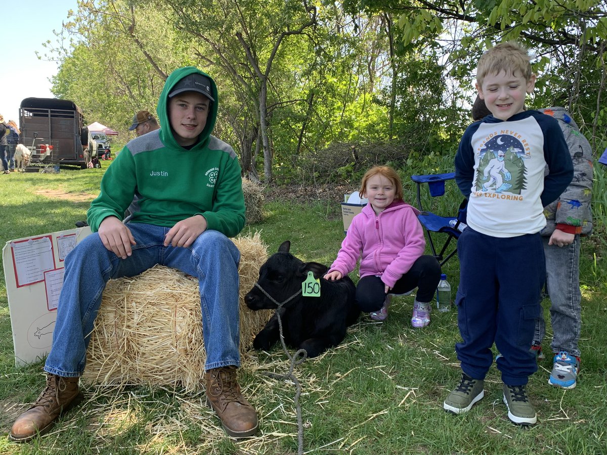 AshleyJGrillo's tweet photo. Today is Farm Day @BBCSDBuzz. The senior high @NationalFFA members helped showcase their animals to the elementary school students. #BBPride #BeeTheLight π https://t.co/0MsQ4EjoHu