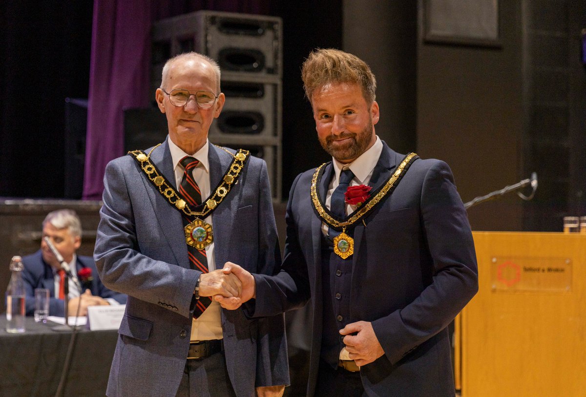 Telford & Wrekin Council (@telfordwrekin) on Twitter photo At the AGM, <a href="/CllrRajMehta/">Cllr Raj Mehta IoL</a> handed over the role of <a href="/TandWMayor/">Telford and Wrekin Mayor</a> to Cllr Arnold England who then welcomed Cllr Ian Preece as Deputy Mayor.
#TWFullCouncil At the AGM, <a href="/CllrRajMehta/">Cllr Raj Mehta IoL</a> handed over the role of <a href="/TandWMayor/">Telford and Wrekin Mayor</a> to Cllr Arnold England who then welcomed Cllr Ian Preece as Deputy Mayor.
#TWFullCouncil