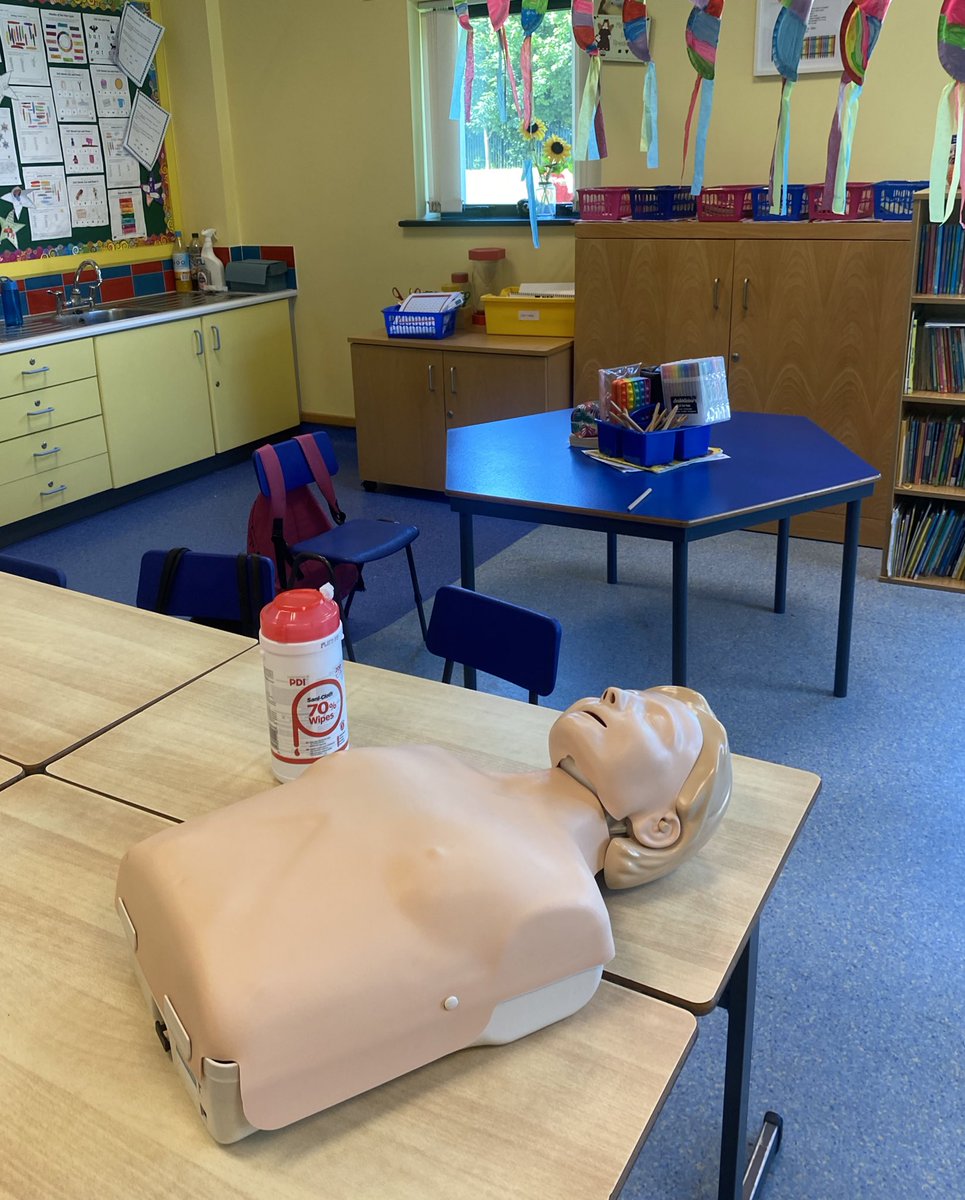 Ciara9429's tweet image. Great day today teaching primary school children CPR as part of their careers days with my side kick @sn_megan 😄❣️ #cprawareness #CPR @QUBSONM