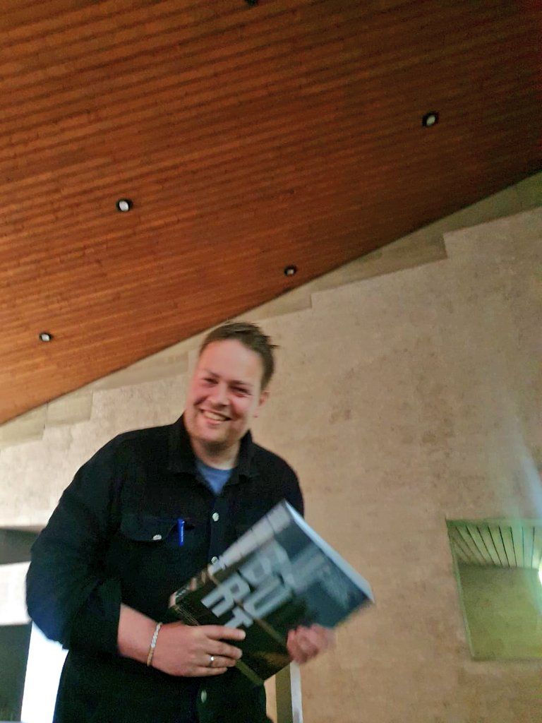 MartjanKuit's tweet image. Nederland heeft sinds vandaag een eigen Atlas van het brutalisme. Bruut is een feit😃.
Beelden van een blije doch vermoeide auteur tijdens de boekpresentatie in Karel Sijmons' De Thomas in Amsterdam 👇
