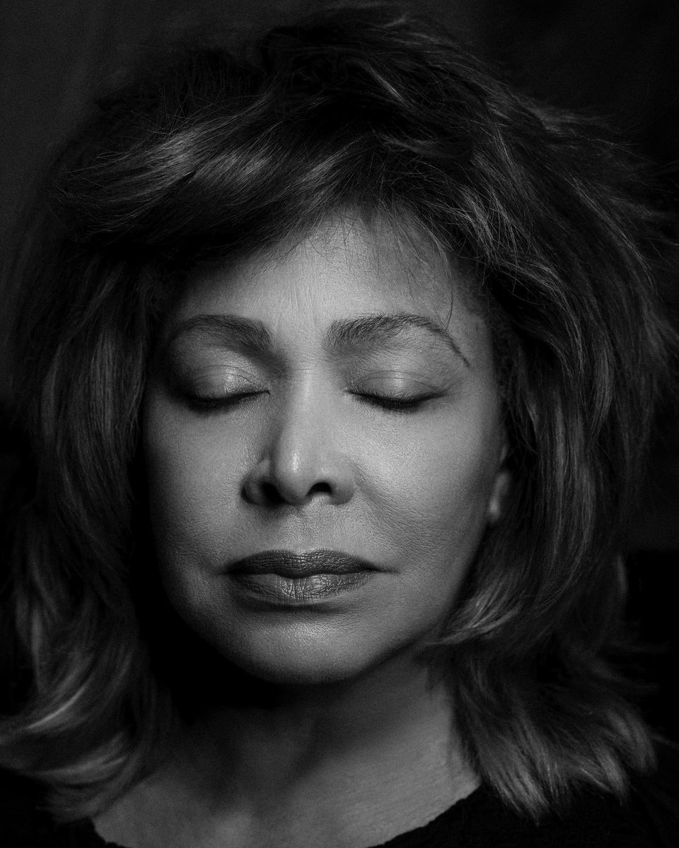 🖤 #TinaTurner: so viele Rückschläge, so viel Stärke im Wieder-Aufstehen: Tina Turner war DAS Vorbild für weibliche Selbst-Ermächtigung - mit Mitte 40 nochmal neu gestartet und zu den Erfolgen ihres Lebens aufgelaufen - kraftvoll, unbezähmbar, Grenzen sprengend.  (1/2)