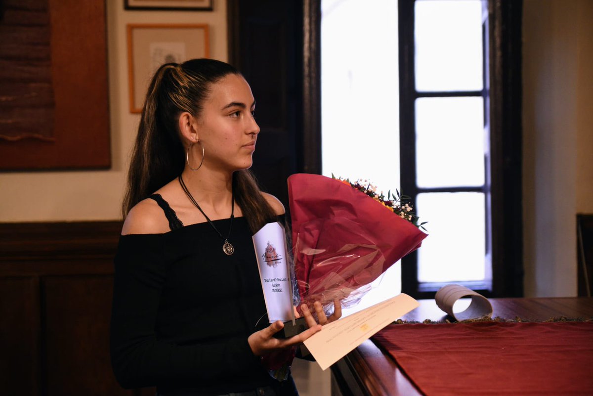 revenedors's tweet photo. Puja   a l’escenari el guanyador/la guanyadora, Neus López Ortiz i la seva obra   “S’haurà esvaït”. La nostra més sincera enhorabona! https://t.co/b7RYhU0xag