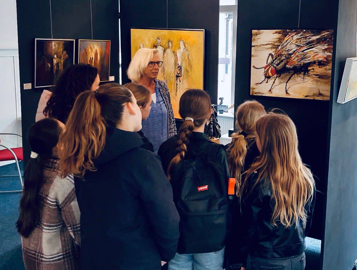 VCTwello's tweet photo. Beeldende kunstenaars Ans Spoelder en Lidie Voorend van Kunstkring Voorst openden vandaag alvast voor onze speciale brugklasgasten de deuren van hun expositie in Galerie ‘De Statenhoed’. Wat een bijzondere aftrap van project nummer 4; Kunst is Cool! #kunstiscool #kunstkringvoorst https://t.co/PkauODdOa8