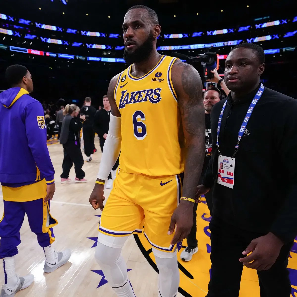 TheDunkCentral's tweet photo. LeBron James played the last few months of the season with a torn tendon in his foot that could need surgery this summer, per @ShamsCharania 

(Via @PatMcAfeeShow ) https://t.co/frFArj1Dny