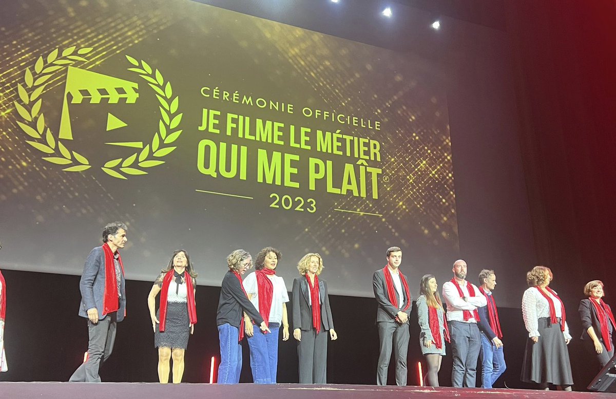 AgriMutuel's tweet photo. [Concours @parcours_metier]          
En direct du @LeGrandRex, le @CreditMutuel a eu l'honneur de remettre leurs prix aux lauréats de la catégorie « Agriculture et Territoire » du concours #jefilmelemetierquimeplait https://t.co/YdFoCuD8wM