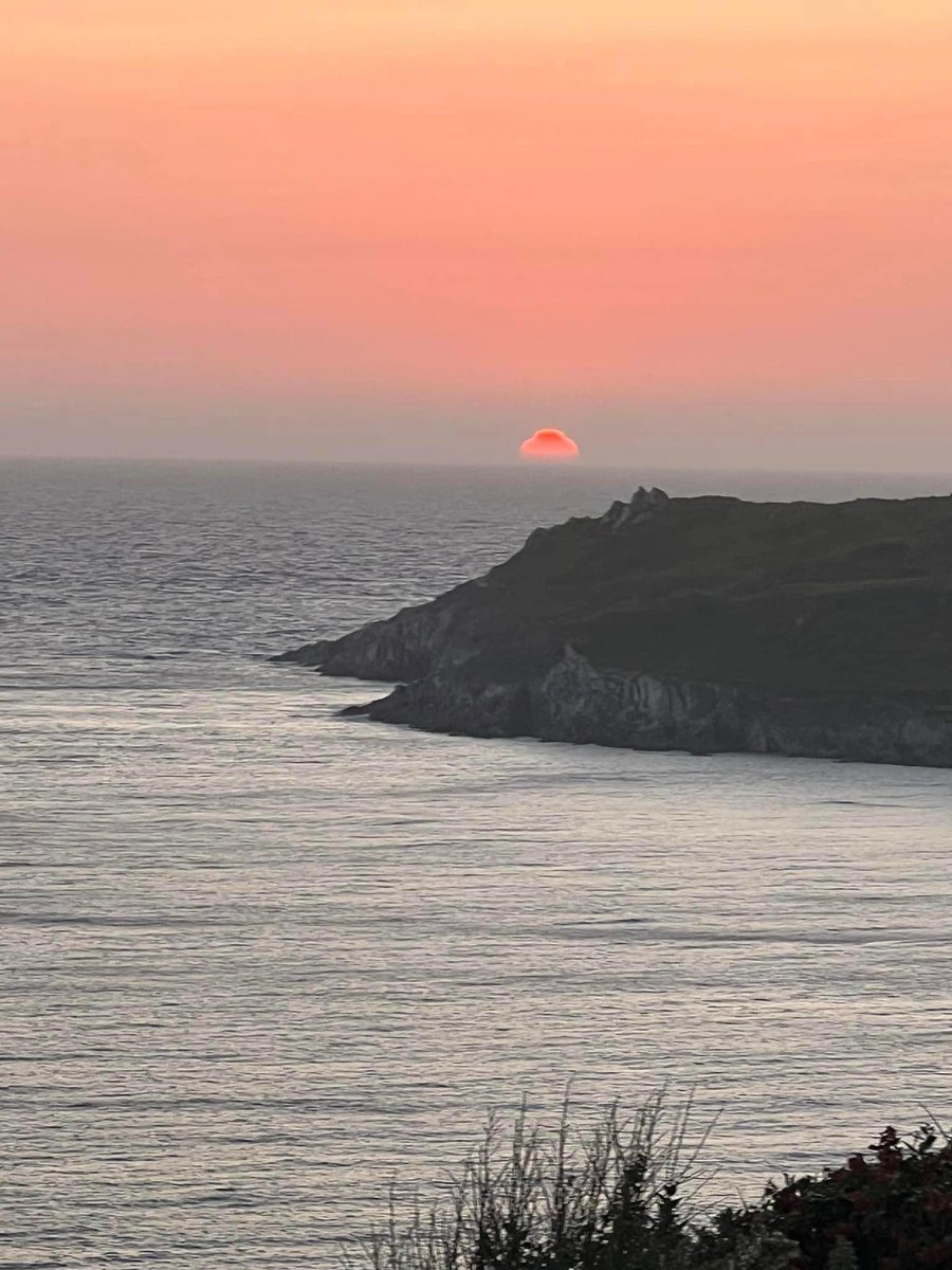 Lundyhouse's tweet photo. Wow ... If you are looking for a unique property in a stunning location then The Rattles, Woolacombe is for you! Due to cancellation The Rattles is now available this Tuesday 30th May for 3+ nights, come grab yourself a bargain 😎⛱️
#Wellbeing #Seaside #HalfTerm #sunset https://t.co/D5zQrqLC9w