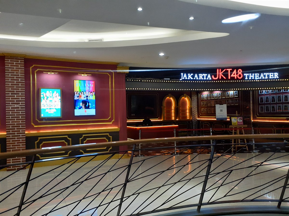 212_kan's tweet photo. そういえば…
名古屋の栄へ行ってSKE48劇場前の写真を撮って、
AKB48劇場(22.10.15)
NMB48劇場(22.12.24)
JKT48劇場(23.2.10)
SKE48劇場(23.5.17)
何だかんだで4グループの48劇場前を撮影できました(実際中で観覧できたのはまだ2劇場です💦)
次は福岡？新潟？バンコク？？うん、いつかは行ってみたい✈️ https://t.co/Hwh6UdU2Gt