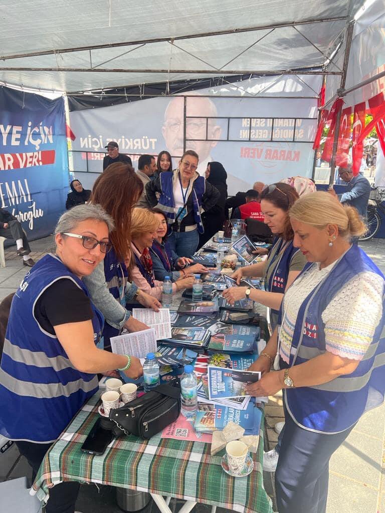 Kadın Kollarımız evlerde ve alanlarda çalışmalarını ara vermeden sürdürüyor. Kadınlar değişim istiyor, gençler değişim istiyor, çalışanlar değişim istiyor, üretici değişim istiyor. Pazar günü ülkemizin arzu ettiği değişimi halkımızın inanç ve desteğiyle gerçekleştireceğiz.