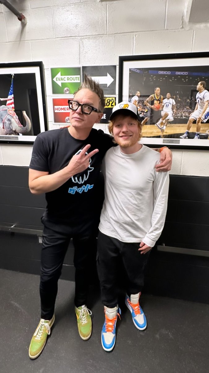 blink182py's tweet photo. Mark Hoppus con Ed Sheeran. https://t.co/GTXIoFz45y