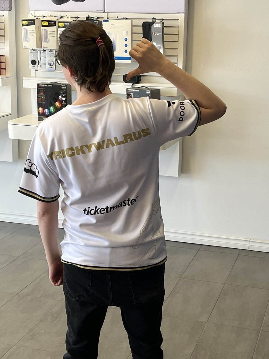 TrickyWalrus1's tweet image. MSI might be done, but I finally got my @GoldenGuardians jersey in. First team jersey I’ve bought and couldn’t be happier with it. #GoGolden Here’s hoping for another crazy run from the team!