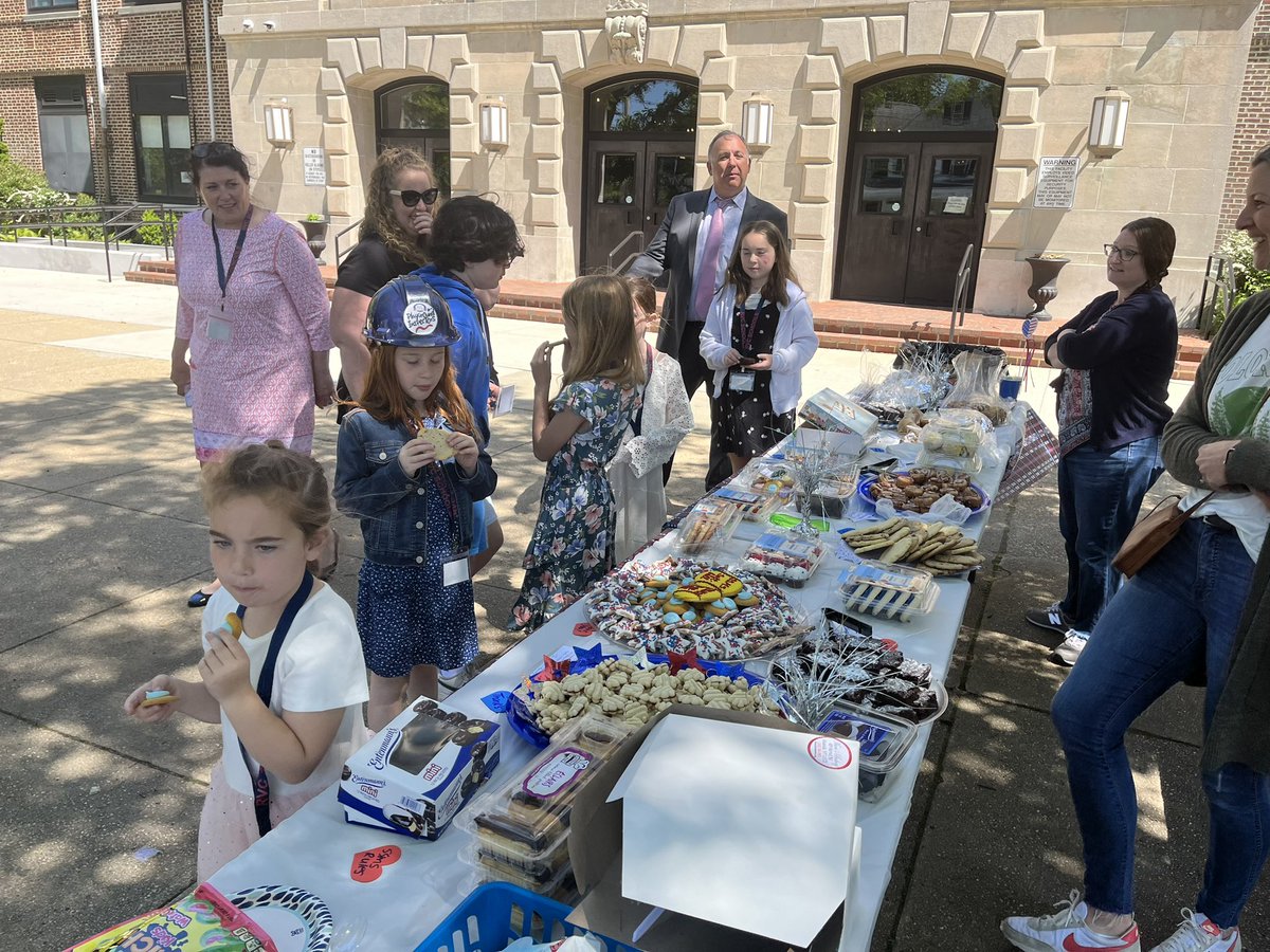 #Cabinet4aDay Chronicles continued at <a href="/RVC_SSMS/">South Side Middle School</a> where we saw the empanada truck and the snack table and some familiar faces! #GameOnRVC <a href="/RVCSchools/">Rockville Centre School District</a> <a href="/RVC_SSMS/">South Side Middle School</a> <a href="/PtaSshs/">SSHS_PTA</a> <a href="/Colemoriarty/">Nicole Moriarty, Ed.D</a>