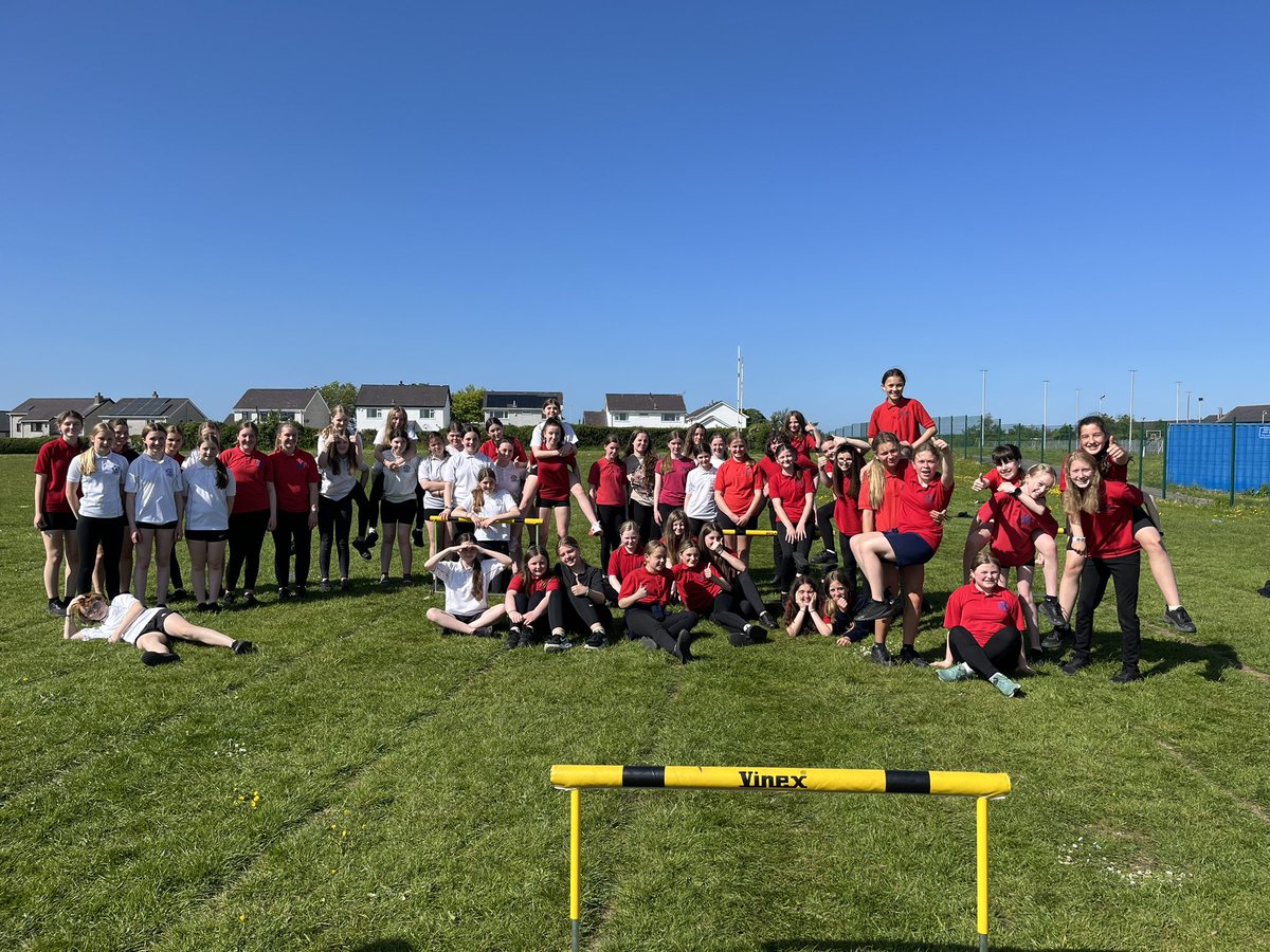 AGysho's tweet photo. Hyfryd gweld gymaint o genod yn aros i ymarfer athletau heno. Pawb yn paratoi ar gyfer mabolgampau’r ysgol dydd Iau,Mehefin 8fed. #mwynhau #ymarfer #datblygu #talent #cymrydrhan #haul 🏃♀️ ☀️ https://t.co/fmZexAg183