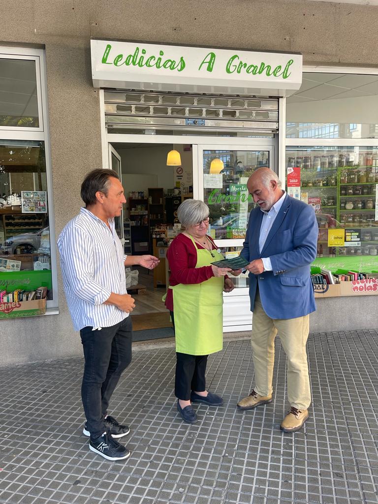 El candidato Manuel Moinelo y el número seis de su candidatura Esteban Velasco, representante de la asociación vecinal de Matogrande, presentando su programa a los vecinos del barrio, a los comerciantes y a los hosteleros.

#ciudadanoscoruña #Ciudadanos #acoruña