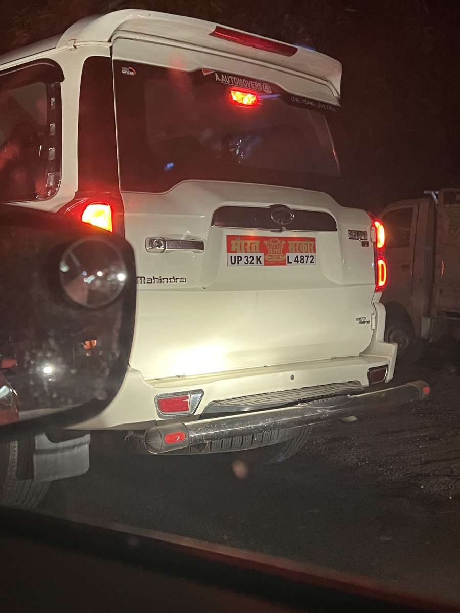 Is it allowed? @lucknowtraffic ? If so then why You guys are asking for HSRP Number Plate? Or all Rules and laws apply Only on Common Ppl!? @dcptrafficlko @Uppolice 
#VVIPCulture