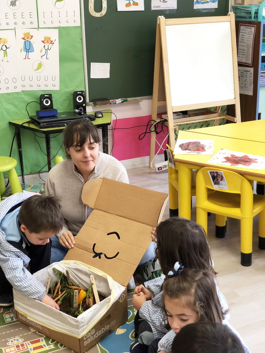 amordediossala's tweet photo. ➡️Los padres de 1º de #Infantil han empezado a venir por clase a presentar los proyectos y nos encanta el ratito papis, niños y profes.
Esta semana nos han traído un #minihuerto 🍅para que lo cuidemos en clase y un lombricero 🪱para cuidarlo. 👏 https://t.co/GfdQD1gVXo