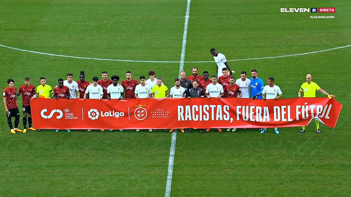 B24PT's tweet photo. Diakhaby, jogador do Valencia que foi vítima de um episódio de racismo há dois anos sem que tenham havido consequências, recusou participar na campanha anti-racismo da LaLiga. https://t.co/X24igykwRO