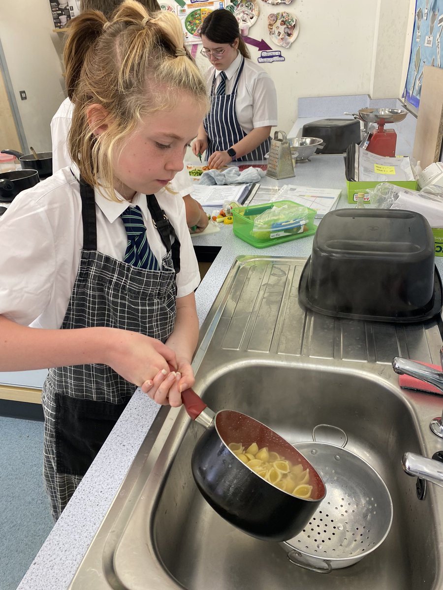 Blwyddyn 7 wedi bod yn creu salad pasta iachus heddiw. Perffaith yn y tywydd yma ☀️. Sgiliau: creu dresin, sgiliau torri llysiau yn fân, berwi pasta tan eu fod yn ‘al dente’ ac draenio’r dŵr or pasta yn ofalus/ Yr 7 have been creating a healthy pasta salad today. <a href="/dramagwynllyw/">dramagwynllyw</a>