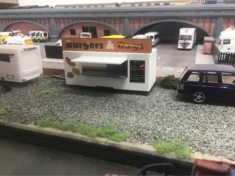 SRhobbies's tweet photo. All the model railway peeps need a good snack van! Check out our new snack van at https://t.co/A0ThfYXid6

#modelrailways #diecastdiorama #tmrguk #modelrailwayscenes #modelrail #oxforddiecast https://t.co/Fe9i5omSBc