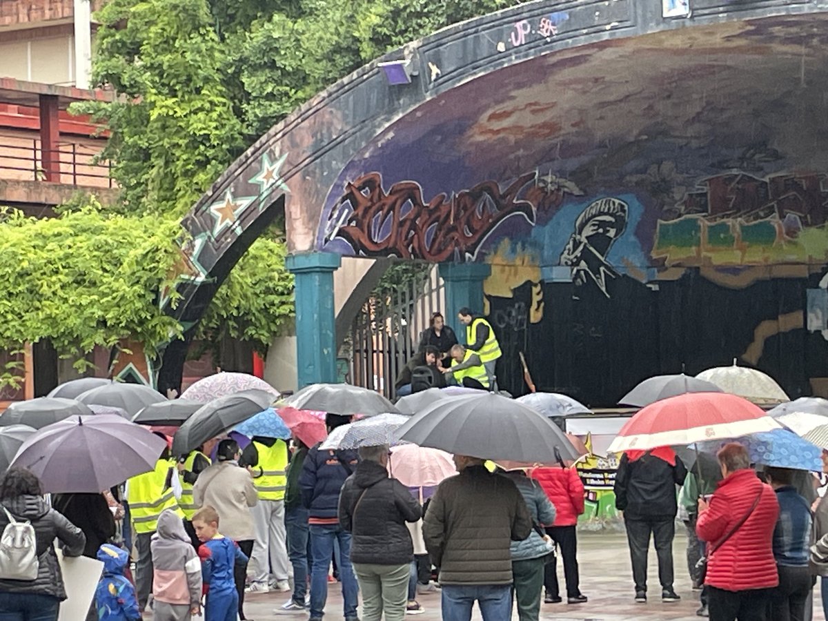 La lluvia no nos detendrá #NoSomosGasto y #NoNosContaranMentiras ⁦<a href="/EAJ__PNV/">EAJ PNV info</a>⁩ ⁦<a href="/PPVasco/">Partido Popular Vasco</a>⁩ ⁦<a href="/socialistavasco/">Socialistas Vascos - Euskal Sozialistak / ❤️</a>⁩ ⁦<a href="/PodemosEuskadi_/">Podemos Euskadi</a>⁩