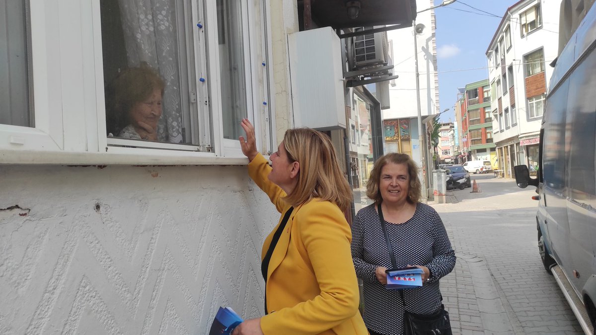 FATMASBELSALI1's tweet photo. 📍Gönen'deyiz..

İl Başkanlığımızın hazırladığı program kapsamında; İlçe yönetimimiz ve Kadın kolları yönetimimiz ile Mahalle Mahalle geziyoruz. Çalınmadık kapı, sıkılmadık el, dokunmadık yürek, bırakmıyoruz.

Vatanını seven sandığa gelsin!
Haydi Sandığa!

#KararVer #HaydiSandığa https://t.co/UegCJber4s