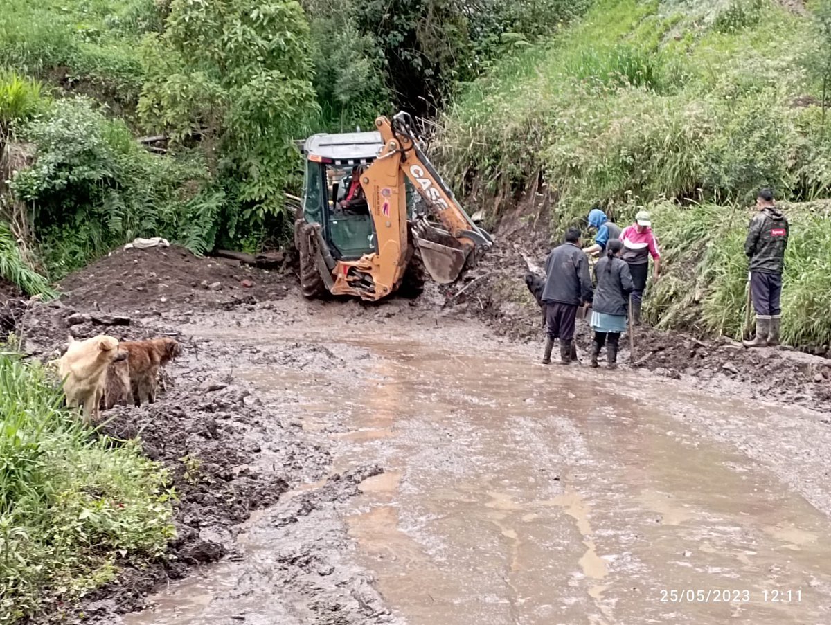 DGRDPasto's tweet photo. #AEstaHora @alcaldiapasto @GERMANCHAMORRO1 trabaja en recuperación zona afectada por emergencia en Correg Catambuco. Asistencia humanitaria abastecimiento agua @Empopasto son prioridad. Comunidad apoya en labores manuales de limpieza @bomberospasto @CaracolPasto @invipasto https://t.co/rWecqQJvqA