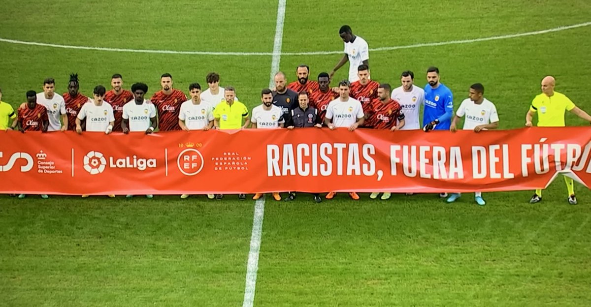 Barcelofia's tweet photo. 👏🏻  Hoy Diakhaby no posa con la pancarta.

👂Él ya sufrió racismo y ningún medio se interesó. 

✖️Él sabe que la campaña no es en contra del racismo, es a favor del Real Madrid. https://t.co/lo4Llzqap4