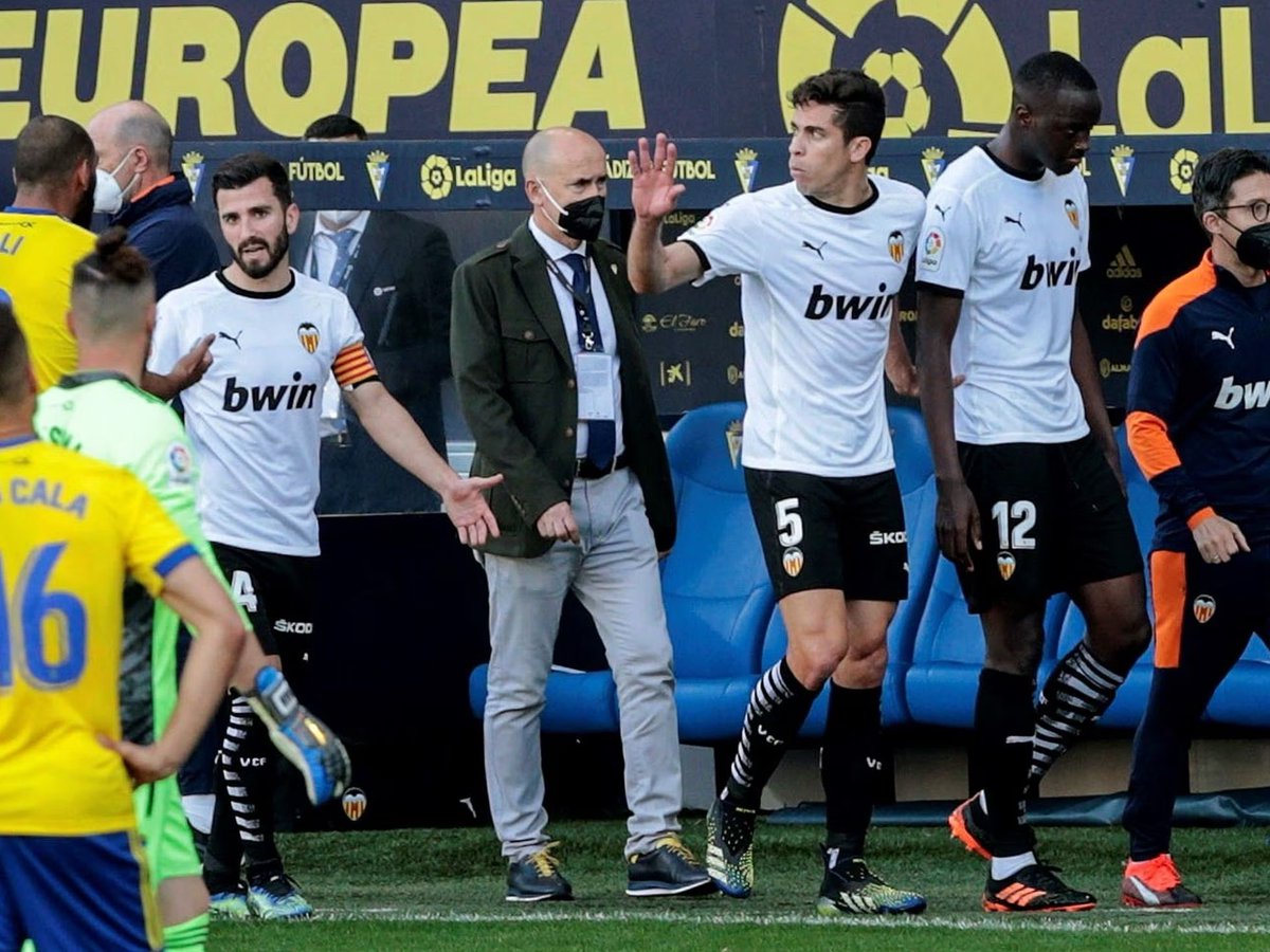 Barcelofia's tweet photo. 👏🏻  Hoy Diakhaby no posa con la pancarta.

👂Él ya sufrió racismo y ningún medio se interesó. 

✖️Él sabe que la campaña no es en contra del racismo, es a favor del Real Madrid. https://t.co/lo4Llzqap4