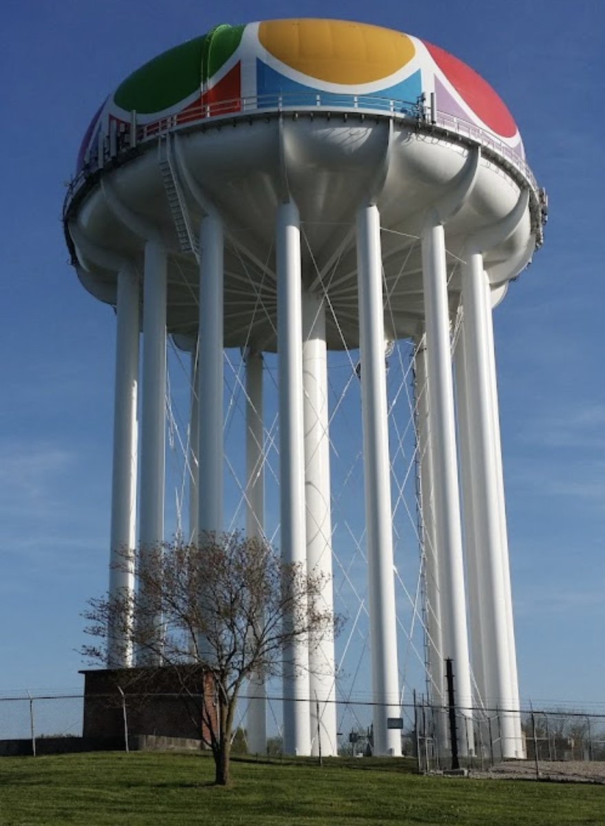 SheriffClayCo's tweet photo. A suicidal teen asked for his School Resource Deputy last night, who was able to talk him safely down from the Worlds of Fun water tower. More:
https://t.co/PmxikWRyYc https://t.co/wnxknMi10x