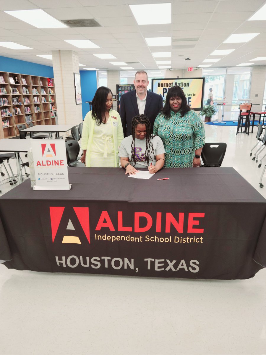 e_thompson40's tweet photo. 🎉Shout Out 📣 Ashley Higgins - Panther Term Resident here at Hoffman MS.  She made it official today by signing her Aldine ISD contract. It's has been a  wonderful opportunity being her mentor. I enjoyed your intelligence, interactions with the students https://t.co/xETHEHk0Yc