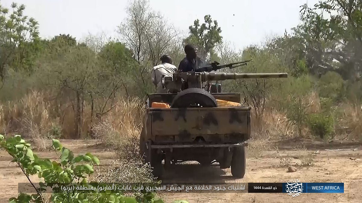 _IkuTurso_'s tweet photo. L'#EI a diffusé hier soir un nouveau reportage photo illustrant les récents combats de la forêt d'#Algarno au #Borno (#Nigéria). On y voit un nombre important de véhicules du côté djihadiste (souvent modifiés, ex : voiture militaire montée d'un canon de BMP-1). https://t.co/kd82okciT5