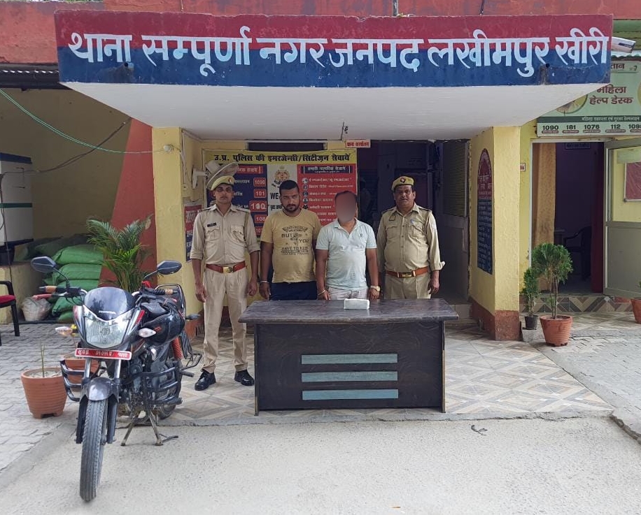 kheripolice's tweet photo. #SPKheri @GaneshPdSaha के निर्देशन में नेपाल सीमा पर संदिग्ध अभियुक्तों व अवैध तस्करी पर प्रभावी अंकुश लगाये जाने हेतु चलाये जा रहे ऑपरेशन कवच में थाना सम्पूर्णानगर पुलिस द्वारा बिना कागज मोटरसाइकिल, कुल 1,72,500 भारतीय व 11,650 नेपाली रु0 सहित 02 व्यक्तियों को गिरफ्तार किया गया https://t.co/ee01SS43Zv