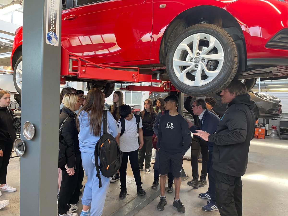 MorganAcPhysics's tweet image. Great Opportunity for our S2 students to see some physics and engineering in action at the college visit today