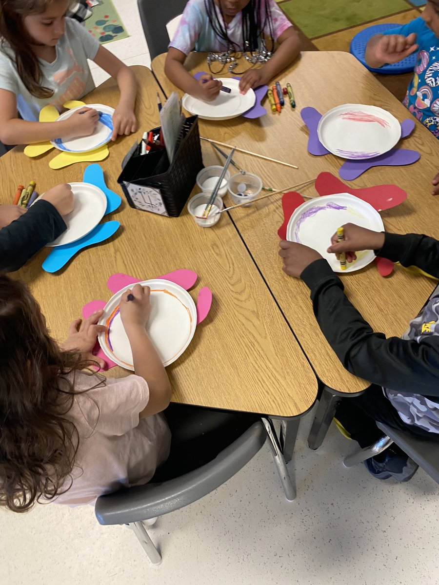 Today our ABC Countdown to summer begins! A special thank you to Ms.Von for creating an amazing art activity about acceptance. #keepingupwiththekinders <a href="/AnthonyBrampton/">St. Anthony Brampton</a>