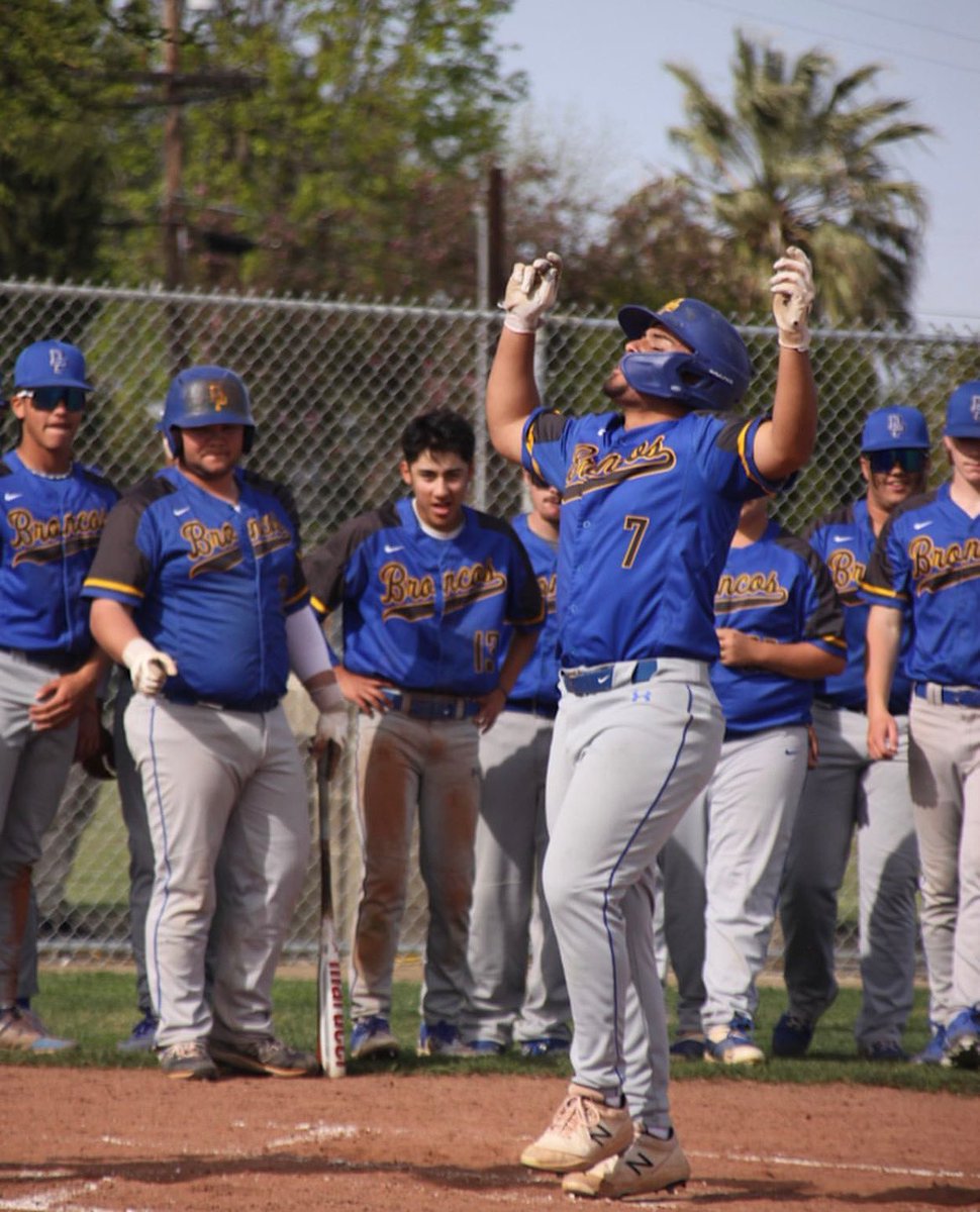 gabecamarillo_'s tweet photo. A drought ends tonight in the @CifCentral Division 3 baseball final:
• #1 seed Kingsburg hasn’t won a Section title since 2003
• #2 seed Dos Palos hasn’t won a Section title since 2007

20 year drought vs. 16 year drought. 
Kingsburg vs. Dos Palos, 7pm at Valley Strong Ballpark https://t.co/FFQp0Uzlsj