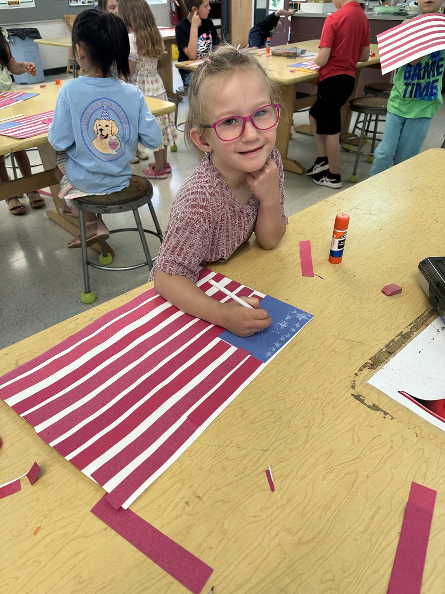 Nice work first grade! ⁦<a href="/newsearles1/">New Searles Elementary</a>⁩ ⁦<a href="/HelayneTalbott/">Helayne Talbott</a>⁩ ⁦<a href="/tlkaufmann/">Trisha Kaufmann</a>⁩ ⁦<a href="/NASHUASCHOOLS/">NashuaSchools</a>⁩ ⁦<a href="/NSDArts/">Nashua School District Art</a>⁩ ⁦<a href="/SarfdeK/">Kimberly Sarfde</a>⁩ ⁦<a href="/mariojandrade/">Mario J. Andrade</a>⁩ #OneNashua #thehappyartroom
