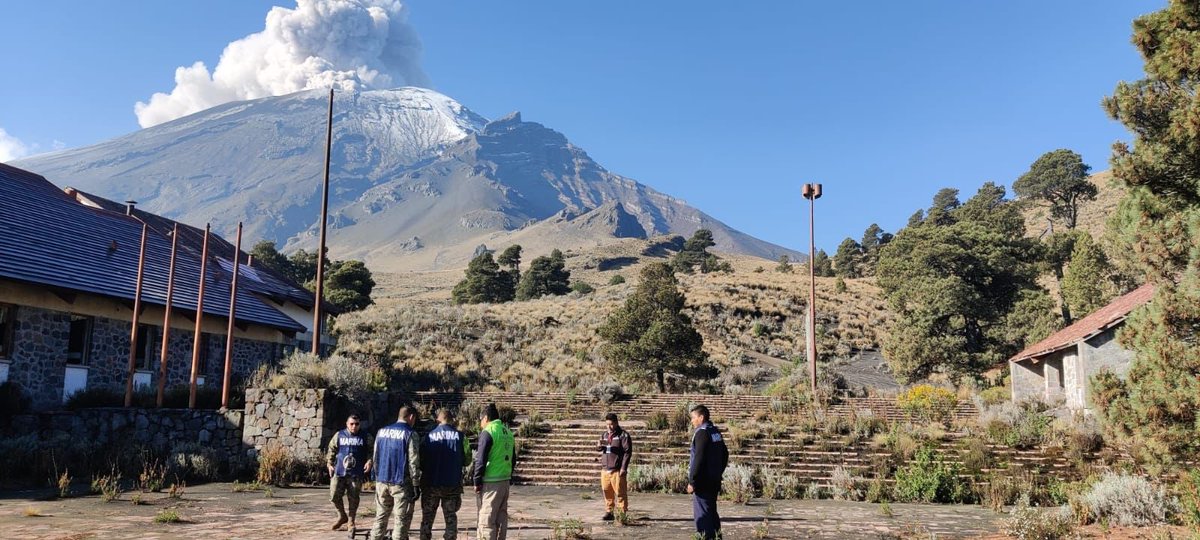 CNPC_MX's tweet photo. En conjunto con @SEMAR_mx, nos encontramos en Amecameca, para evaluar las condiciones actuales con el fin de realizar un sobrevuelo con dron y obtener imágenes del interior del cráter del #Popocatépetl 🌋 que permita conocer la dinámica y evolución de su actividad.

@laualzua https://t.co/WVYzq6nAq9