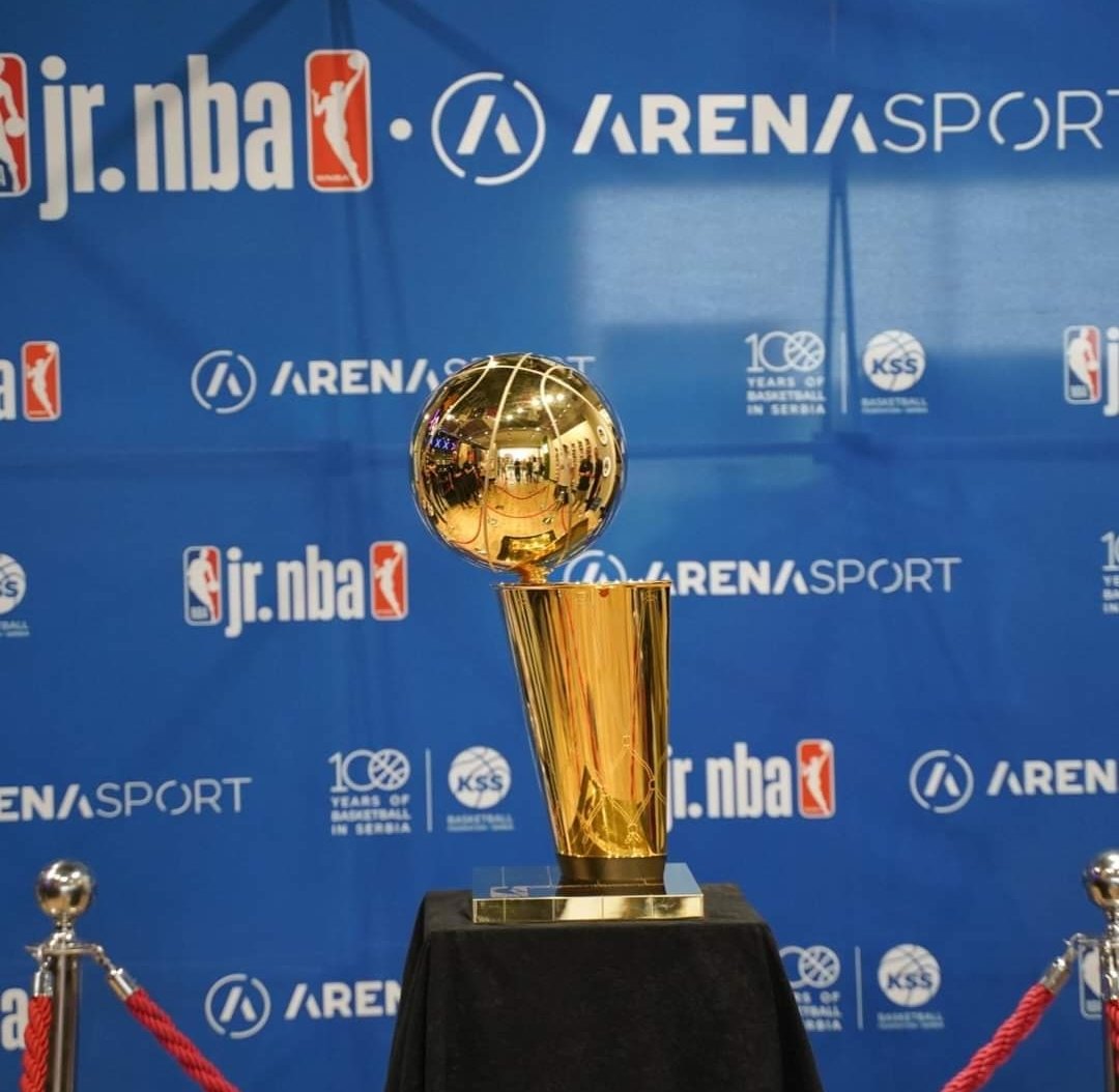 KSSrbije's tweet photo. Originalni NBA trofej Larry O'Brien stigao je u Srbiju u okviru turnira "https://t.co/s2JMRBGamO Arena Sport Finals" koji sutra počinje u FMP Areni u Železniku i izložen je u "Dunk Shop-u" Tržnom centru "Galerija"!
#KSS #JrNBASrbija #dunkshop https://t.co/OzZz6hUoVe