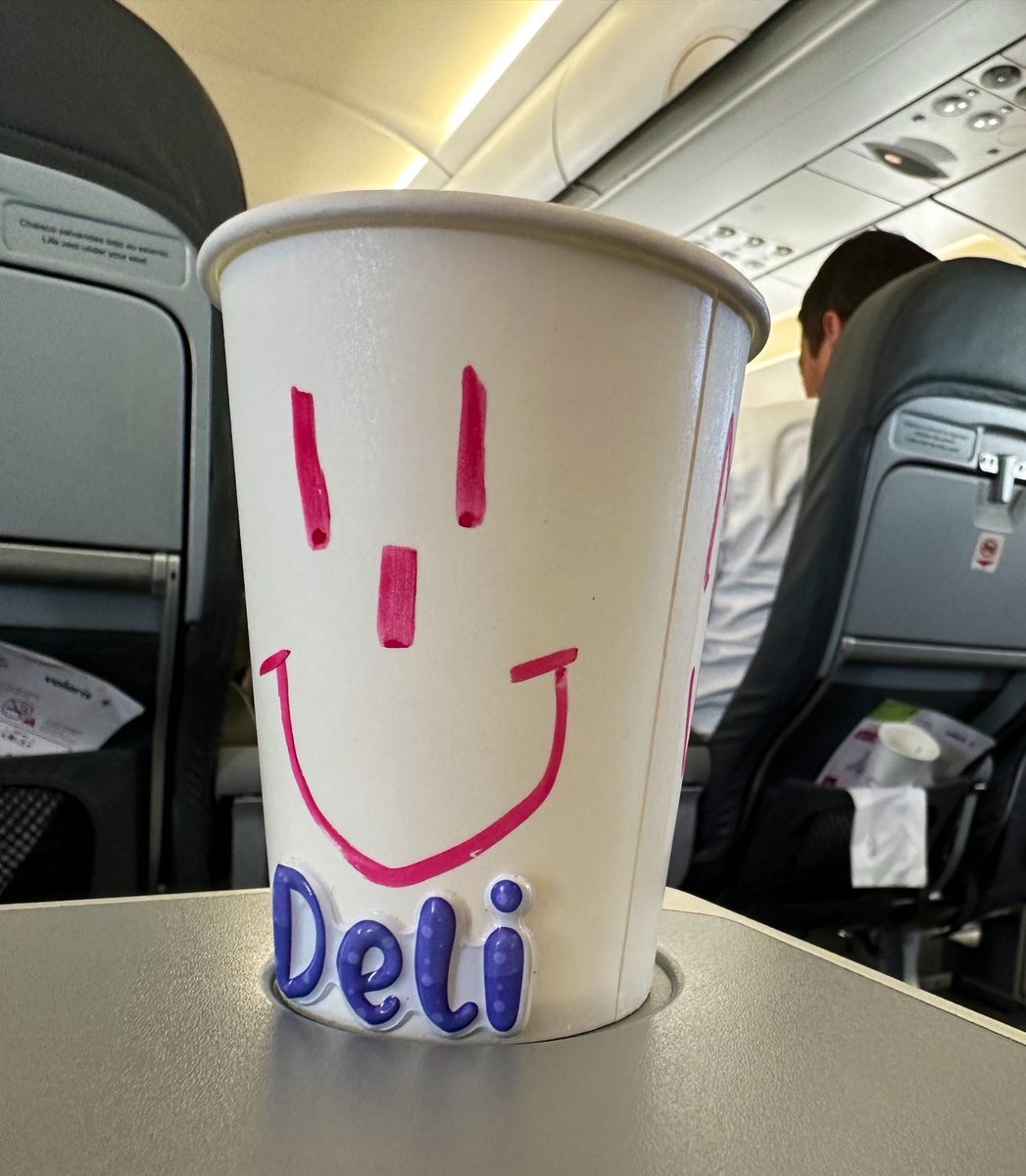 JulietaMejia's tweet image. Detalles bonitos de @viajaVolaris🤩 
#ExcelenteServicio ⭐️ 
Vuelo 646
