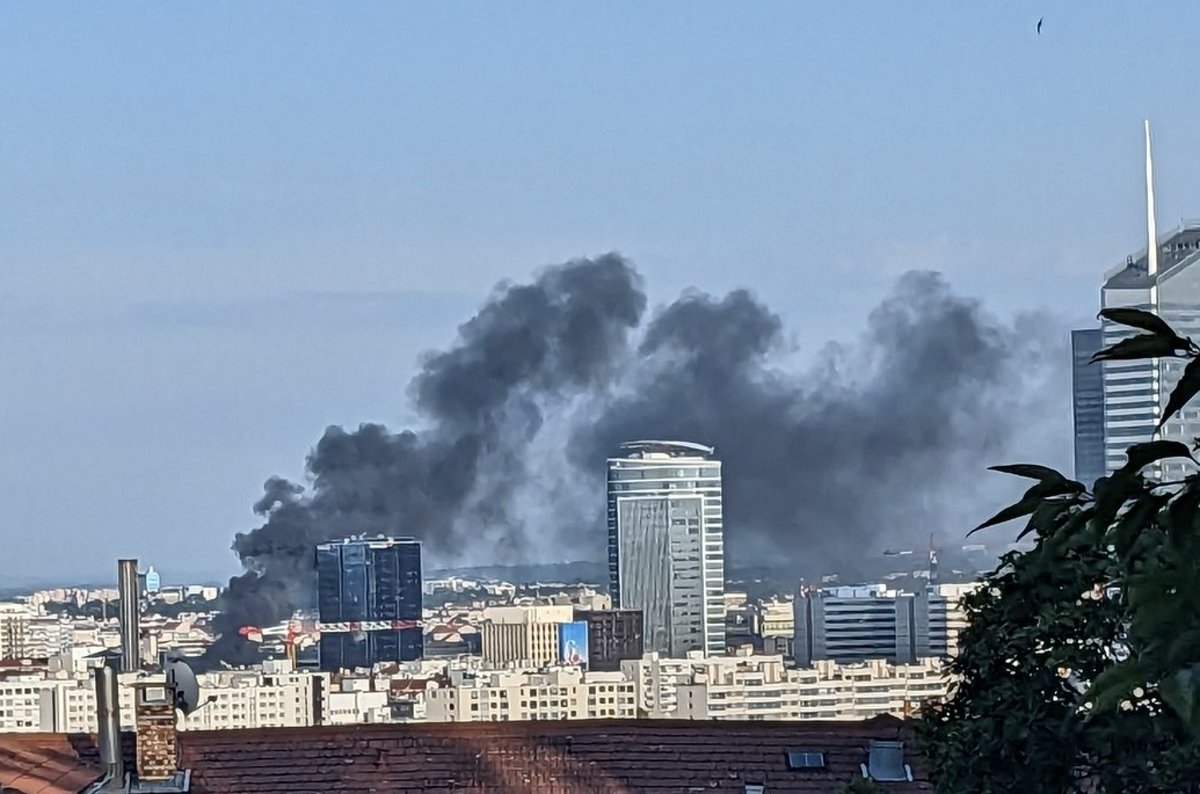 🔴 ALERTE INFO
Enorme #incendie dans le quartier de la Part-Dieu à #Lyon, de la fumée noire visible dans la ville 
actu.fr/auvergne-rhone…