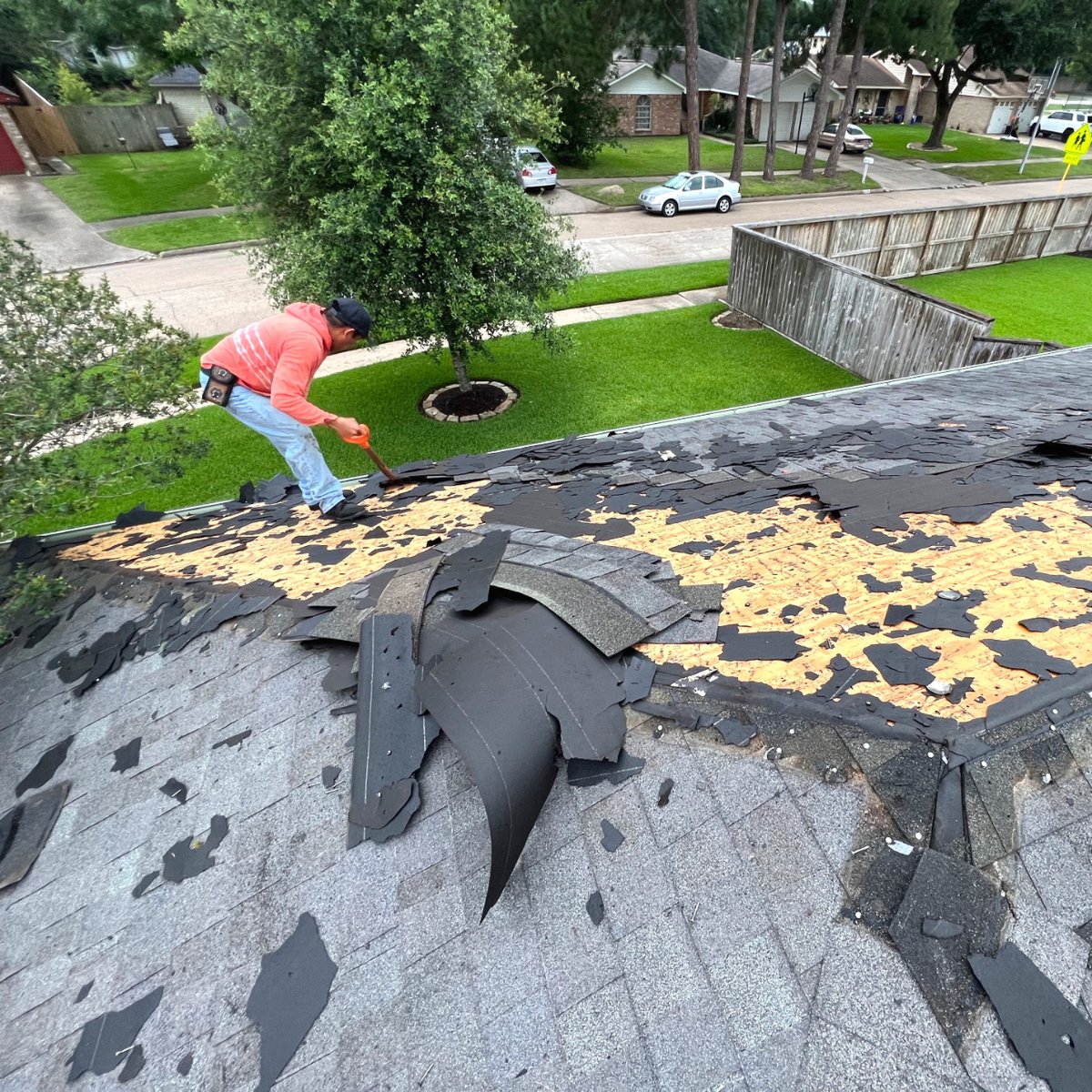 Roofzerotx's tweet photo. We had a busy day re-roofing this beautiful home in Katy, TX!

#roofzerotx #roofingservices #roofinstallation #katytx #roofewrsoftexas https://t.co/kpIYgEplTx