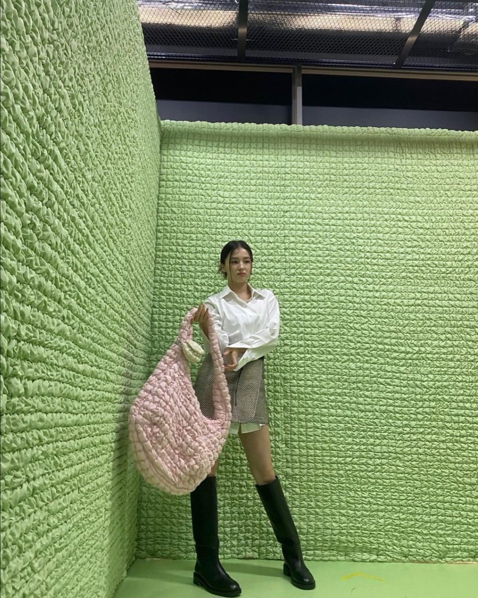 Thats a really huge bag baby lmao

 @nancy__jewel | #NANCY #낸시
#JEWELS💎 #NANCYJEWEL