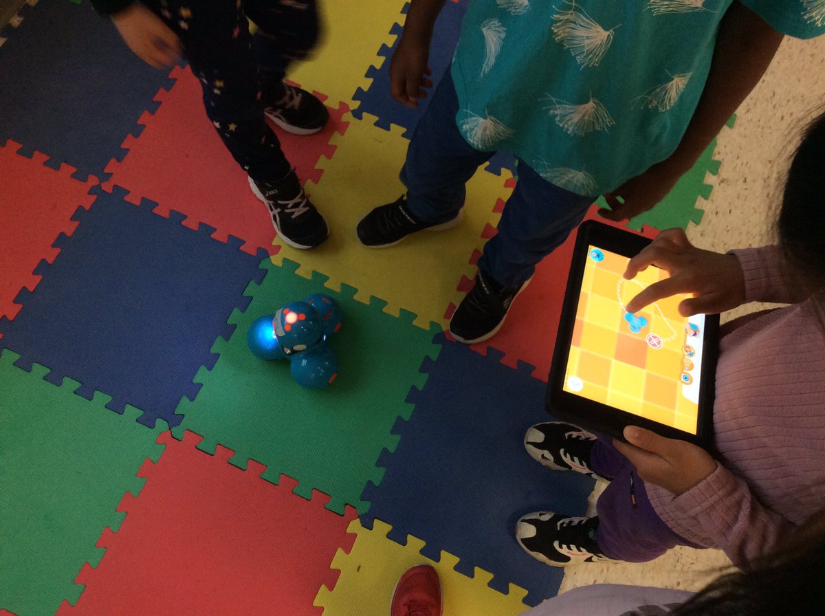 MmePletsch's tweet photo. Coding les robots!🤖🤖🤖 https://t.co/QDGhAojmzA